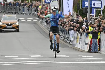 Paul Lapeira esulta sul traguardo di La Haie-Fouassière © LNC Cyclisme