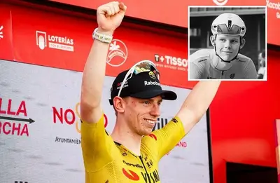 Matthew Brennan sul podio della Vuelta 2026 (foto via Instagram @matty.brennan_). Nel riquadrino Finlay Tarling (© NSN Cycling)