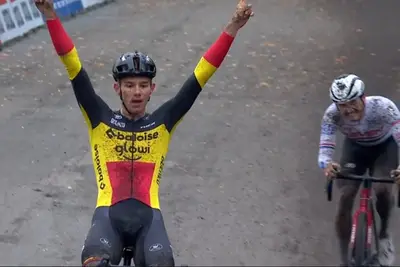 Thibau Nys batte Cameron Mason al Flandriencross