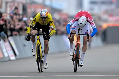 La volata vinta da Tibor Del Grosso su Wout Van Aert ©Team Visma Lease a Bike