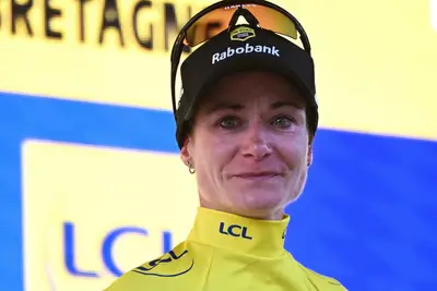 Marianne Vos è la prima maglia gialla del Tour de France Femmes 2025 © Uni Cycling via X