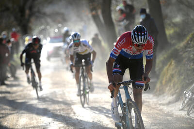 Un frangente della Strade Bianche 2021, vinta da Van der Poel su Alaphilippe e Bernal © Getty Images