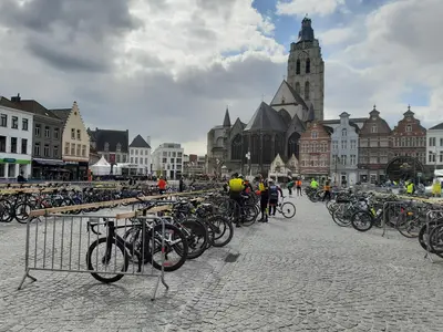 La piazza di Oudenaarde durante l'arrivo della Cyclo © Umberto Bettarini