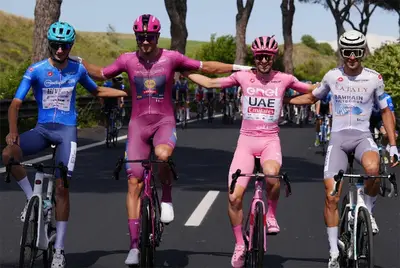 Giulio Pellizzari e Antonio Tiberi in parata vestendo le maglie del Giro 2024 © Giro d'Italia