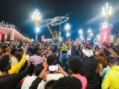 I festeggiamenti di Negasi Haylu Abreha in Etiopia dopo la vittoria del titolo