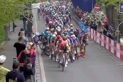 La caduta ai -600 metri nella prima tappa del Giro d'Italia 2026 ©italyphotopress | Giro d'Italia