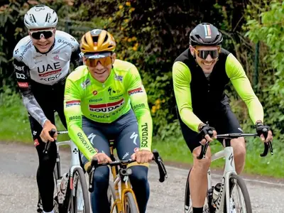 Evenepoel, Gilbert e Vermeersch in ricognizione sul percorso della Liegi-Bastogne-Liegi (© Photonews)
