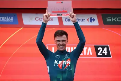 Urko Berrade festeggia sul podio delle premiazioni la vittoria della 18° tappa della Vuelta 2024