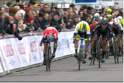 L'arrivo al fotofinish in cui Thijssen anticipa Ewan