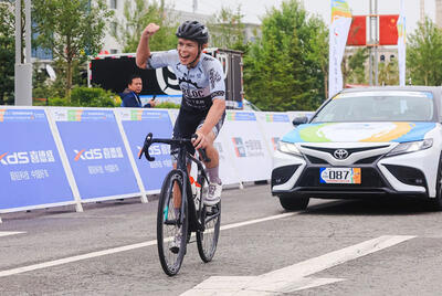 Frank van den Broek vince la quarta tappa del Tour of Qinghai Lake 2023 © Adrian Hoe