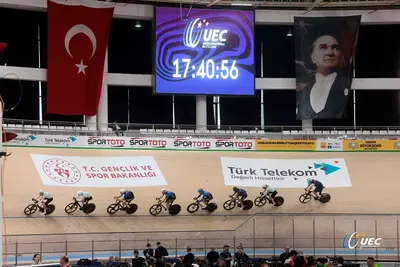 Gli altleti si preparano per gli Europei 2026 nel velodromo di Konya ©UEC