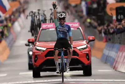 Andrea Vendrame vince in solitaria a Sappada © Giro d'Italia