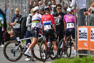 Kopecky e Vollering a consolare Lorena Wiebes dopo il traguardo ©Team SD Worx-Protime-Gettysport