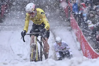 Wout Van Aert, impegnato sotto la neve all'Exact Cross 2026