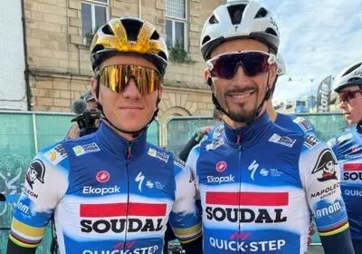 Remco Evenepoel con Julian Alaphilippe © Soudal Quick-Step / Facebook.com