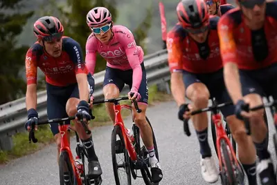 Geraint Thomas e la Ineos Grenadiers al Giro 2023 © LaPresse