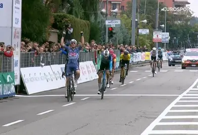 Stan Van Tricht esulta sul traguardo della Coppa Bernocchi 2024 © Alpecin-Deceuninck via X