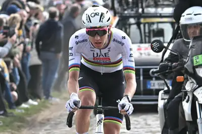 Tadej Pogačar alla Parigi Roubaix 2025 ©UAE Team Emirates