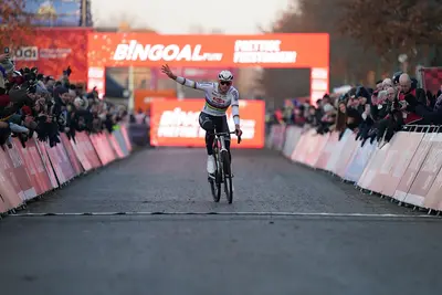Mathieu van der Poel vince la tappa di Coppa del Mondo di ciclocross a Gavere © UCI Cyclocross via X