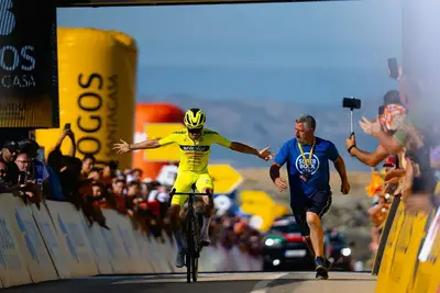 Alexis Guerin vince in solitaria sull'Alto de Torre, con grande vantaggio