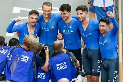 Simone Consonni, Jonathan Milan, Manlio Moro, Filippo Ganna e Francesco Lamon festeggiano il bronzo di Parigi 2024 © Ferraro CONI