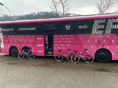 Il bus della EF Education-Easypost con le biciclette dei corridori che hanno deciso di lasciare la corsa © Daniel Benson via X