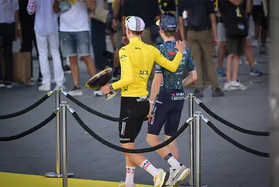 Tadej Pogacar e Jonas Vingegaard si dirigono al palco delle premiazioni del Tour de France © Visma-Lease a Bike