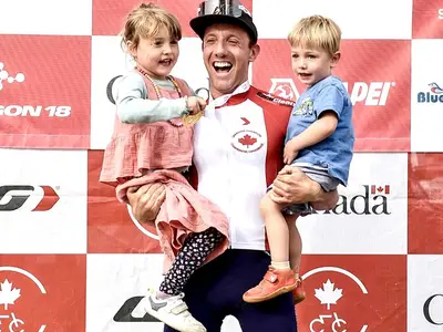 Michael Woods con i figli, dopo aver vinto il campionato nazionale canadese 2024