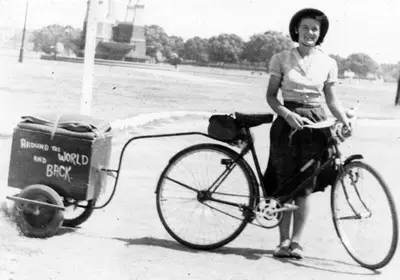 Louise Sutherland in una delle sue avventure in giro per il mondo © Cool Bike Art