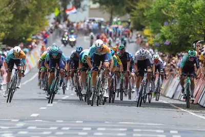 La volata che ha deciso la quarta tappa del Tour Down Under 2026, vinta da Ethan Vernon (SprintCycling)