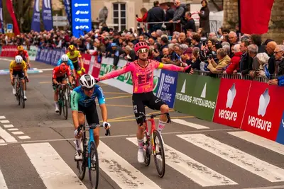 Marijn Van den Berg esulta dopo il traguardo di Le Mans © LNC Cyclisme
