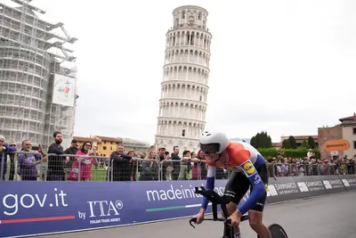 Daan Hoole centra la prima vittoria in carriera nella decima tappa del Giro d'Italia 2025 © Giro d'Italia / LaPresse