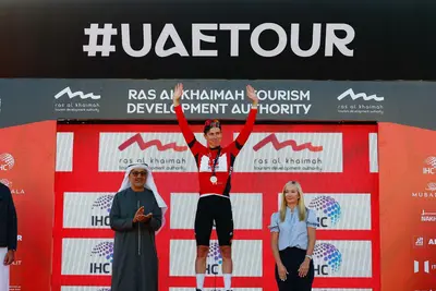 Pogačar in maglia rossa dopo l'arrivo di Jebel Jais