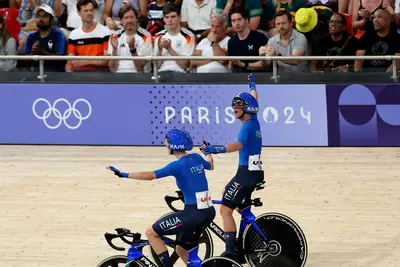 Chiara Consonni e Vittoria Guazzini vincono l'oro nella Madison a Parigi 2024 ©Getty Images