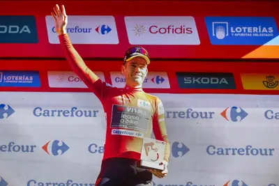 Wout van Aert indossa per la prima volta la Maglia Rossa alla Vuelta a España 2024 © Team Visma - Lease a Bike via x