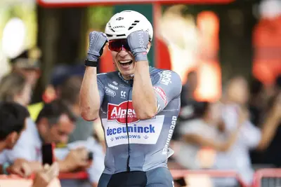 Jasper Philipsen dopo aver vinto la prima tappa della Vuelta a España 2025 © Alpecin-Deceuninck via X