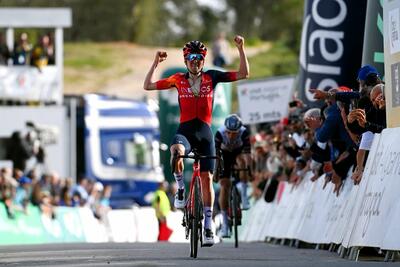 Tom Pidcock esulta dopo aver battuto allo sprint Almeida © INEOS - Getty Sport