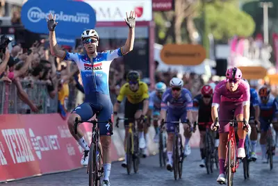 Tim Merlier batte Jonathan Milan a Roma © Giro d'Italia