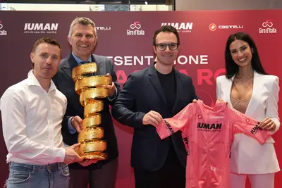 Damiano Cunego, Paolo Bellino e la madrina Eleonora Incardona mostrano la nuova maglia rosa insieme al membro di Oniverse Matteo Veronesi @ RCS Sport