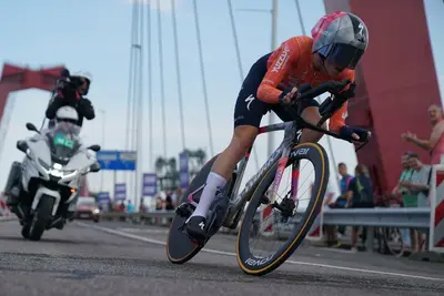 Demi Vollering impegnata nella crono della terza tappa del Tour de France Femmes avec Zwift © Tour de France Femmes avec Zwift via X