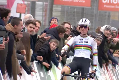 Fem van Empel festeggia la vittoria in volata ad Heusden-Zolder