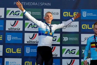 Thibau Nys sul podio dei Campionati Europei di Ciclocross a Pontevedra 2024 © UEC Cycling via X