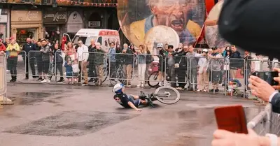 La caduta di Roglic in ricognizione (@CyclingNews)