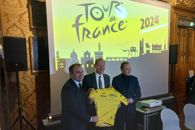 Il direttore del Tour de France Christian Prudhomme tra il sindaco di Torino Stefano Lo Russo e il presidente della Regione Piemonte Alberto Cirio © CittaMetropolitanaTorino.it