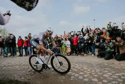 Mathieu van der Poel è il quarto corridore di sempre a vincere almeno 3 volte il Fiandre e la Roubaix © via X @ParisRoubaix