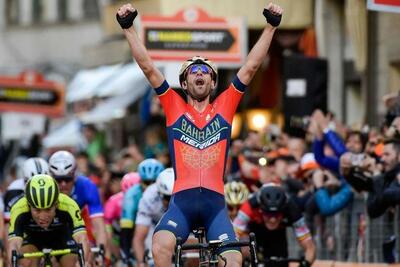 Vincenzo Nibali a braccia alzate sul traguardo di Sanremo © Milano-Sanremo