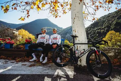 Tadej Pogacar in ritiro con Tim Wellens © UAE Emirates