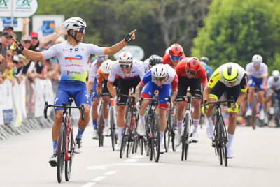 Julien Simon beffa il gruppo al GP Morbihan 2022. © L'Equipe