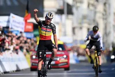 Evenepoel vince a Nizza, mentre alle sue spalle Jorgenson esulta per la vittoria finale ©Soudal Quick-Step-GettySport