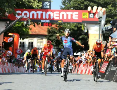 Peñuela vince nettamente sul traguardo di Paredes